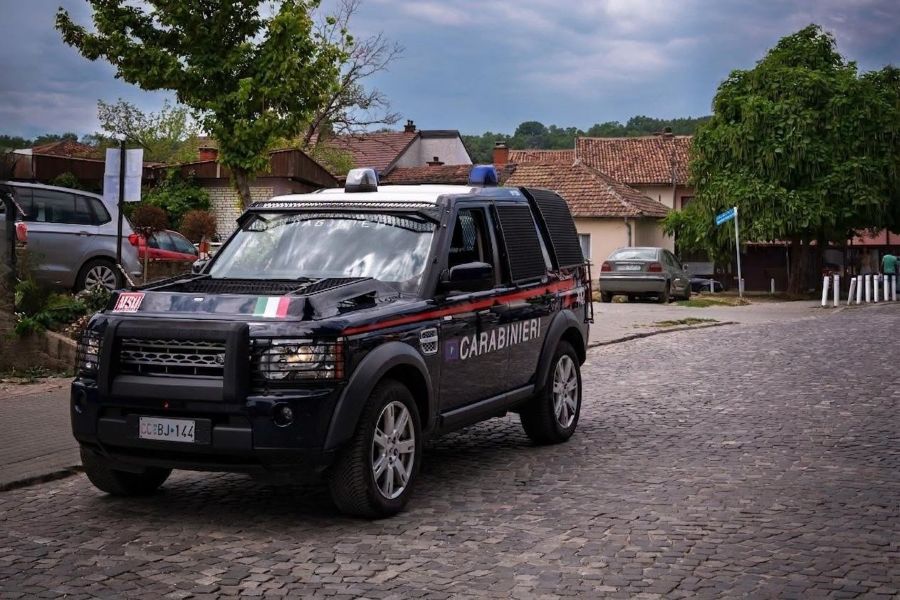 Karabinierët italianë forcojnë sigurinë në Gjakovë me patrullime të rregullta