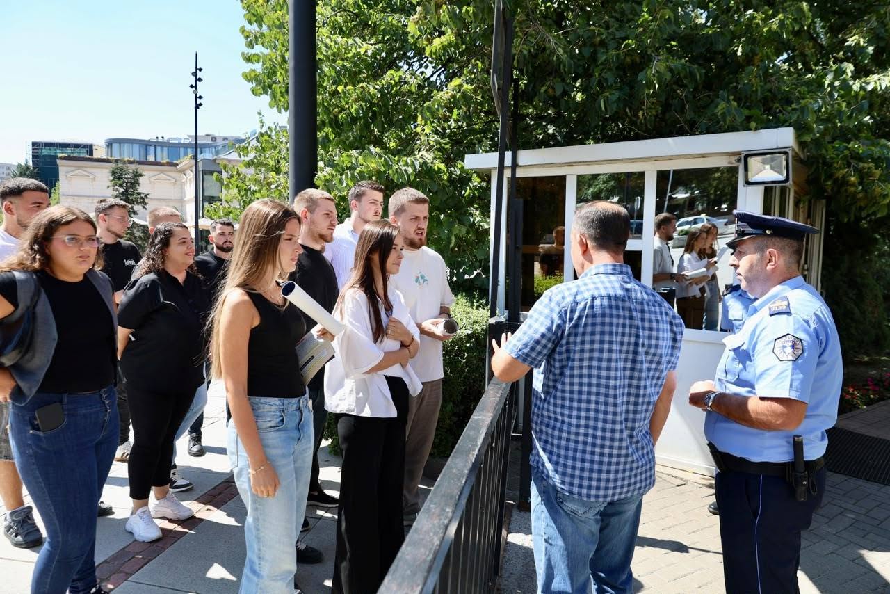 Rinia e PDK-së organizon aksion simbolik para Qeverisë për konstituimin e Kuvendit