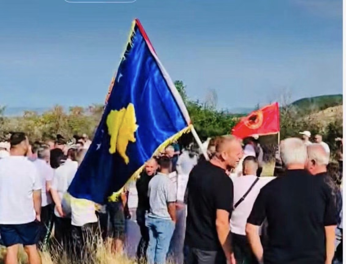 Protesta kundër ndërtimit të kishës në Vushtrri ndez debatet me flamurin e Skënderbeut në sfond