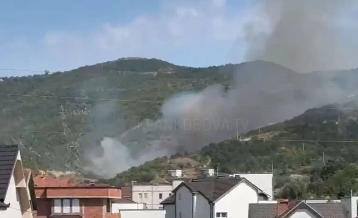 Zjarr në hyrje të Butovcit, zjarrfikësit nisin ndërhyrjen për ta kontrolluar situatën