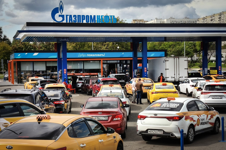 Rusia përballet me krizë të thellë karburanti dhe ekonomike për shkak të sulmeve ukrainase