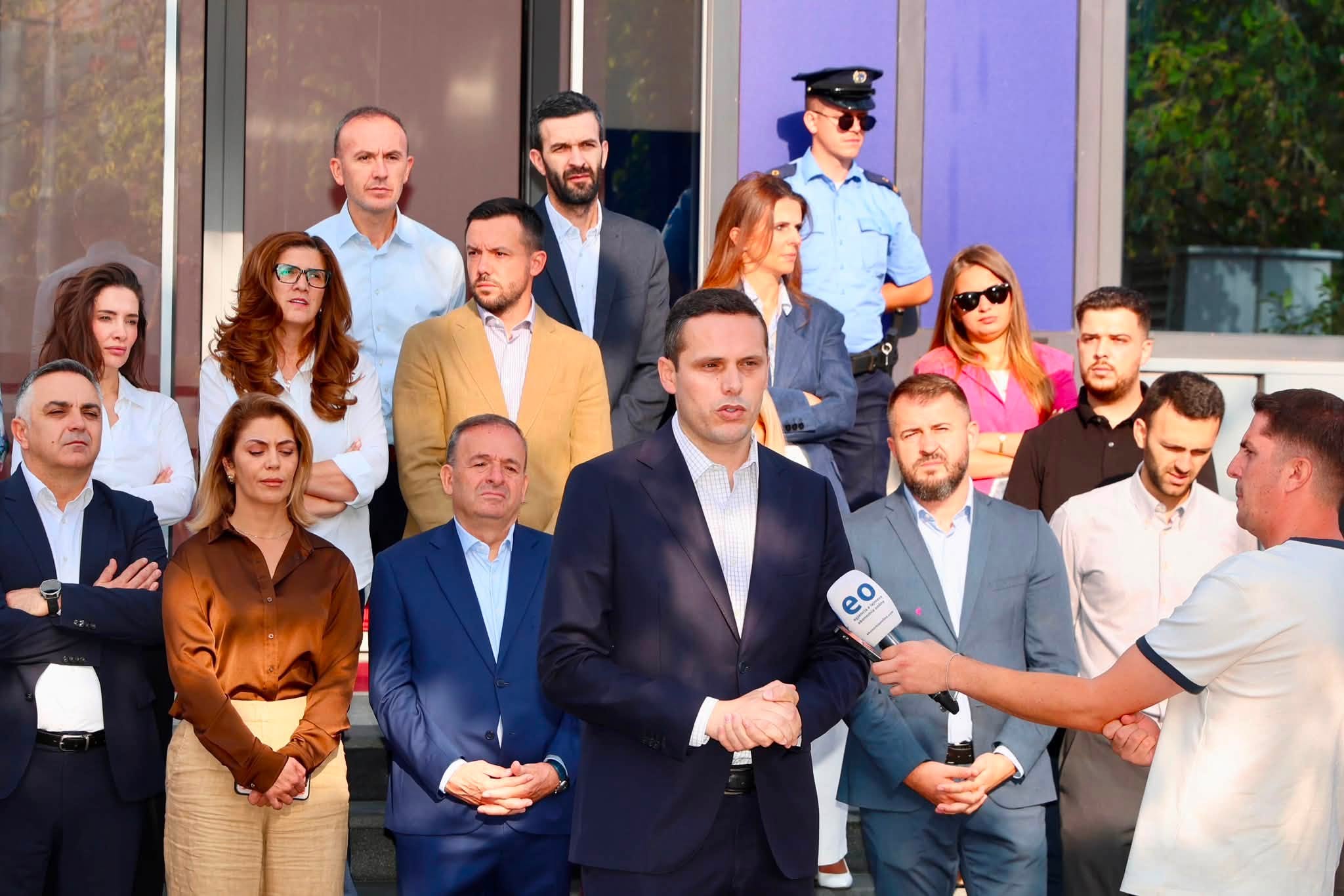 Përplasja për Kushtetutën dhe bllokimi i Kuvendit ndez tensionet në Kosovë