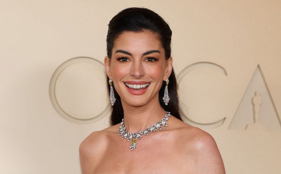 Anne Hathaway ndryshon rrënjësisht stilin me flokët më të shkurtër pas 13 vitesh