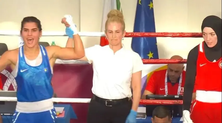 Donjeta Sadiku siguron medaljen e parë për Kosovën në Lojërat Mesdhetare “Taranto 2026” duke fituar me vendim të ndarë të gjyqtarëve 4:1 ndaj turkes Esmanur Lok.