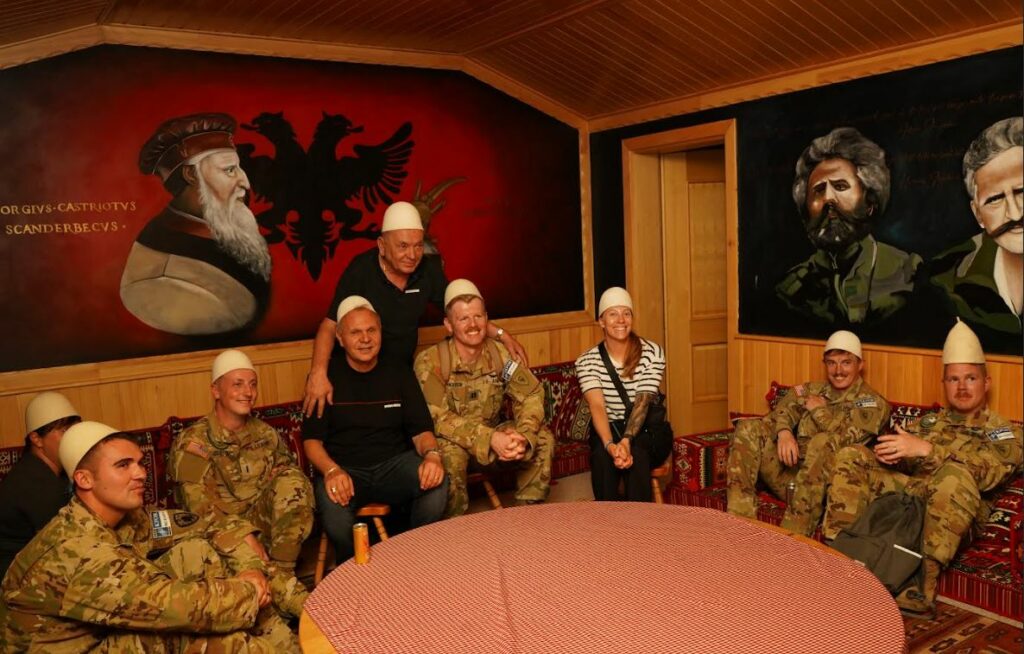 Ushtarët amerikanë të KFOR-it ateruan me dy helikopterë Black Hawk në ambientet e kompanisë Frutex në Kosovë.