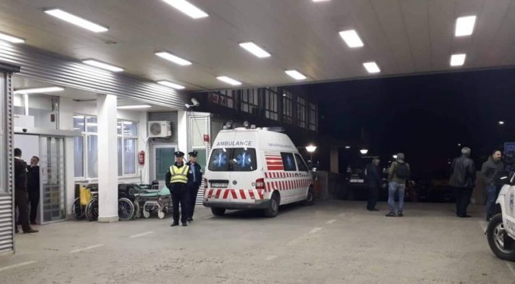Një person rreth 47-vjeçar i plagosur aksidentalisht në Pejë është në trajtim në QKUK, sipas shefit të Emergjencës, Naser Syla.