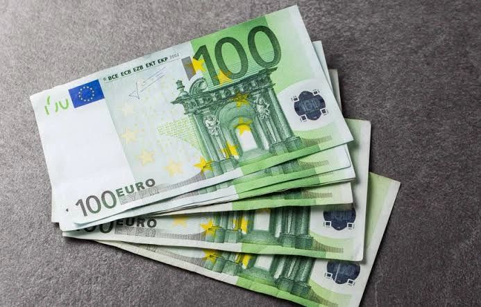 Dy mijë euro të dyshuara false “zbarkojnë” në bankën BPB në Ferizaj, nis hetimi policor