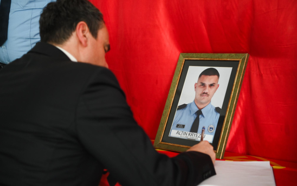 Kurti nderon kujtimin e policit të ndjerë Altin Kryeziu në Malishevë