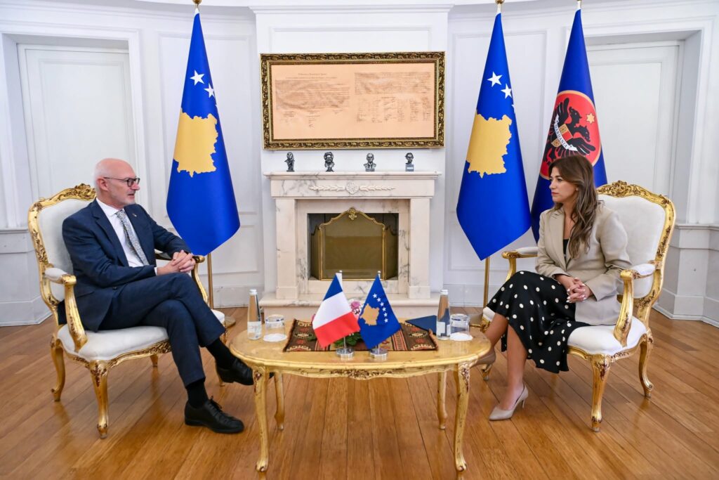 Takimi lamtumirës mes Albulena Haxhiut dhe ambasadorit francez Olivier Guérot