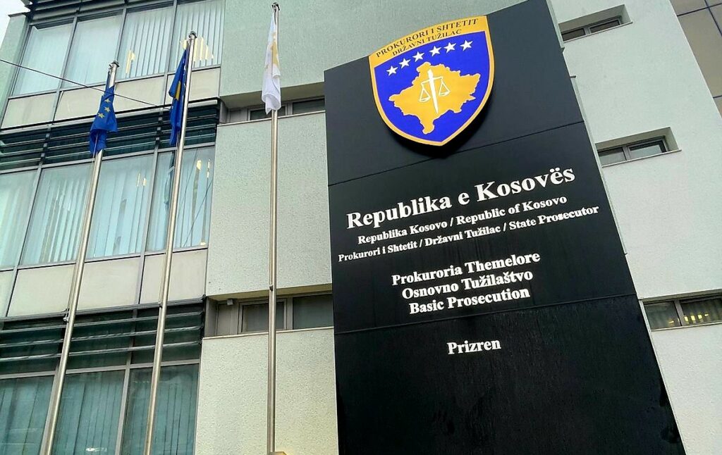 Prokuroria Themelore në Prizren ka cilësuar rastin si “Vrasje e rëndë” dhe ka konfirmuar se 81-vjeçari B.D. dyshohet se ka privuar nga jeta gruan duke ushtruar dhunë fizike.