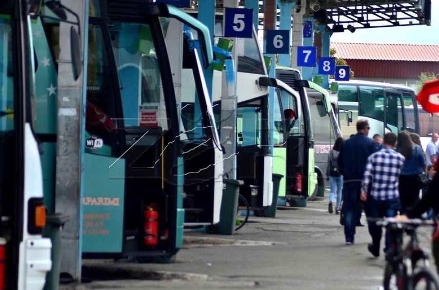 Protestë e operatorëve të transportit në Fushë Kosovë për gjendjen e rënduar në sektor