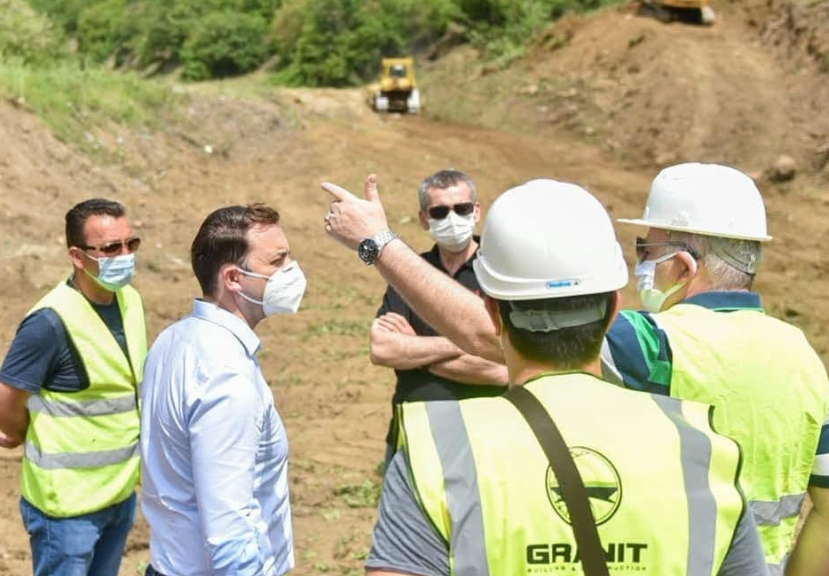 Si 2 kilometrat e para bllokuan ndryshimin e autostradës Shkup-Bllacë