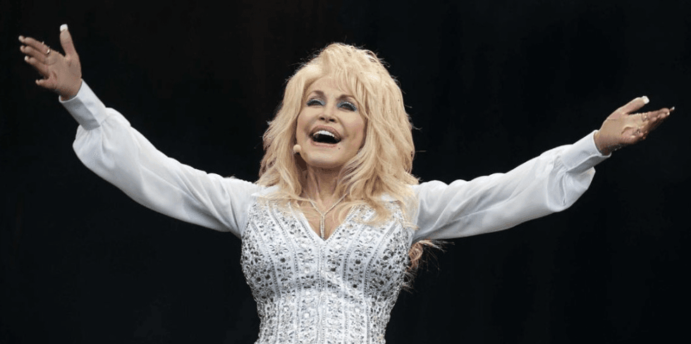 Dolly Parton ka zbuluar se tatuazhet e saj të fshehura janë bërë për të mbuluar shenjat e plagëve të keloideve.