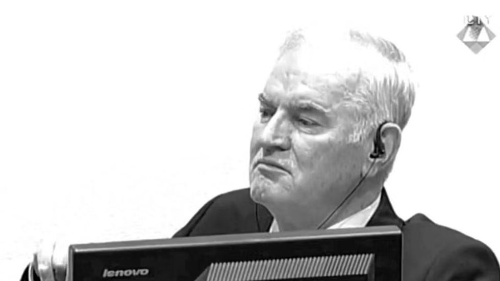 Ratko Mlladiq, krimineli i luftës i dënuar me burgim të përjetshëm, ka vdekur në burgun e Hagës në moshën 85 vjeçare.