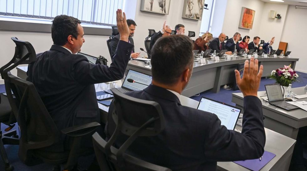 A do të përgjigjen penalisht qeveritarët në detyrë për dy funksionet?