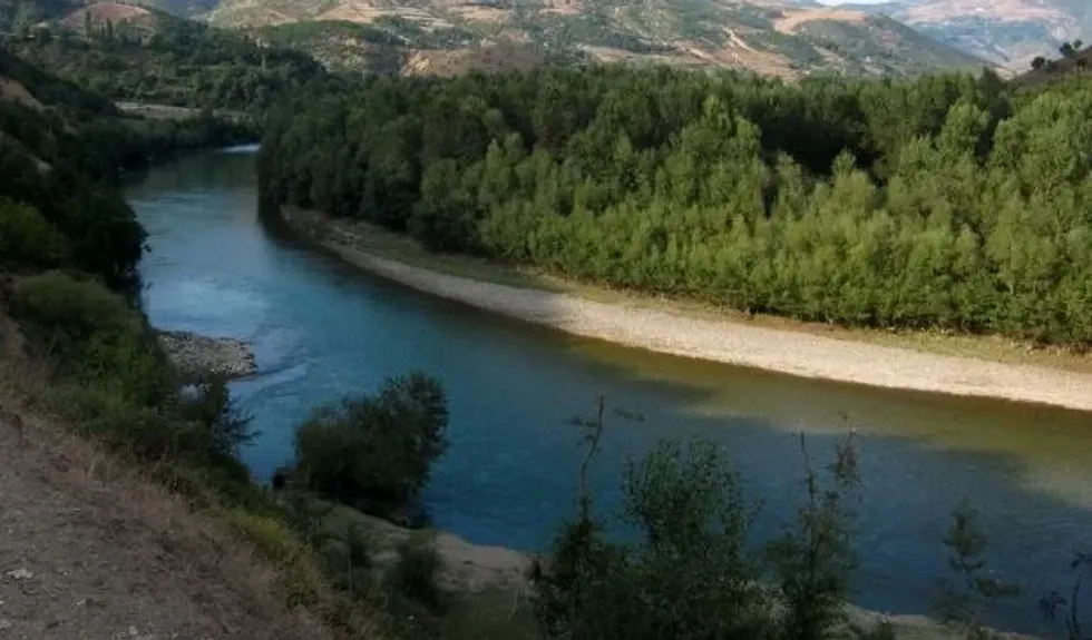 Tragjedia në lumin Drin: Një vajzë 7-vjeçare humb jetën nga rrjedha e ujit