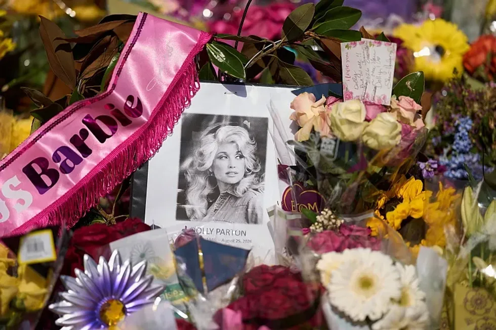 Pas vdekjes, Dolly Parton dominon transmetimet dhe shitjet globale