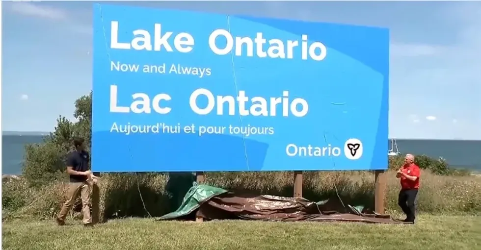 Kanadaja vendos tabelën "Liqeni Ontarios. Tani dhe Gjithmonë" në bregun e liqenit Ontario si përgjigje ndaj urdhërit ekzekutiv të Trumpit për riemërim.