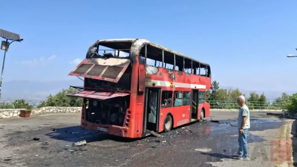 Autobusi dykatësh digjet në Shkup, shoferi parandalon tragjedinë