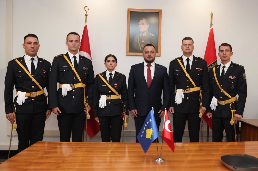 Pesë kadetë kosovarë diplomohen në Akademinë Ushtarake të Turqisë dhe i bashkohen FSK-së.