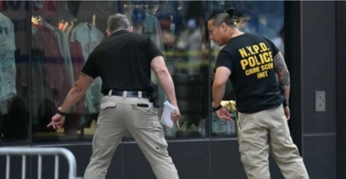 Dy viktima dhe një i plagosur në gjendje kritike pas sulmit me thikë në Times Square, sulmuesja qëlluar për vdekje nga policia.