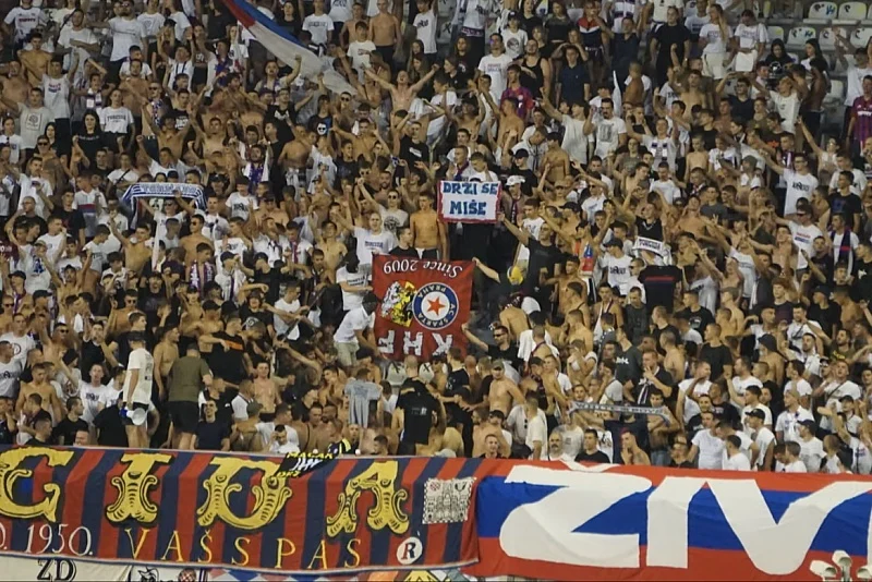 Torcida dogji banderolën e tifozëve të Sparta Pragës dhe brohoriti kundër Ratko Mlladiq në ndeshjen Hajduk-Lokomotiva.