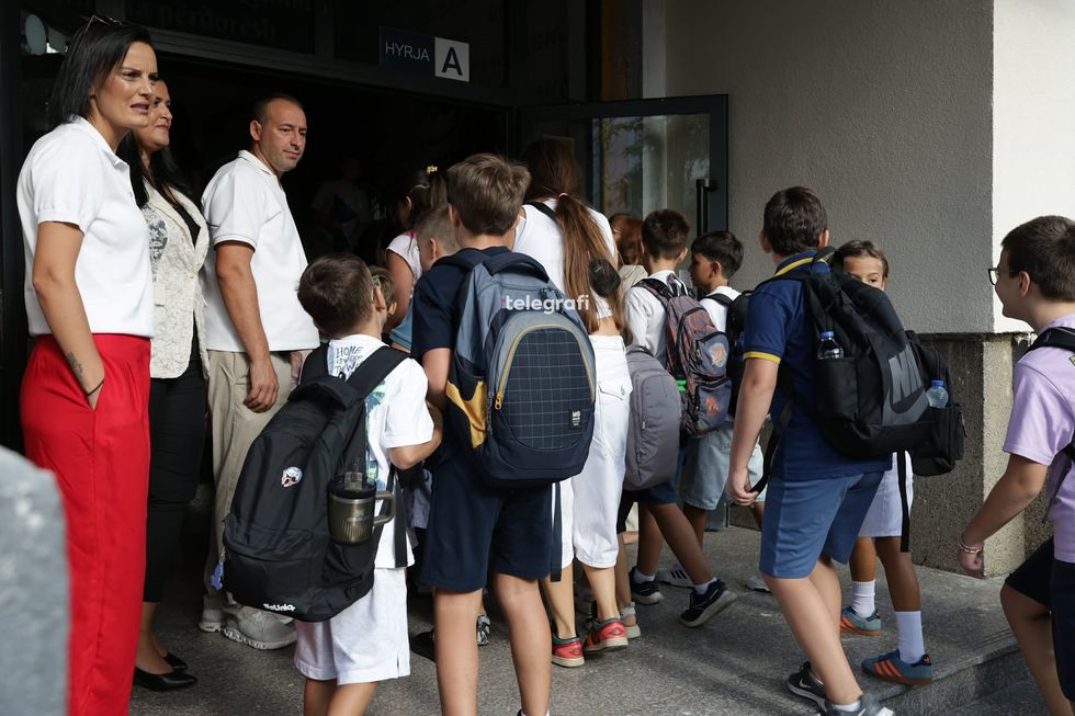 Nis viti i ri shkollor në Kosovë: Mijëra nxënës rikthehen në banka