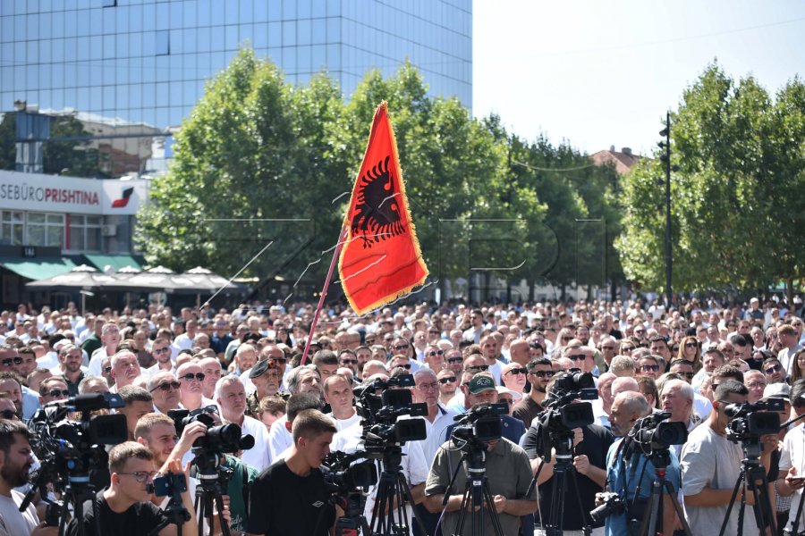 Kryetarët e komunave dorëzojnë kërkesat e protestës në Qeveri për mbrojtjen e kompetencave dhe buxheteve.