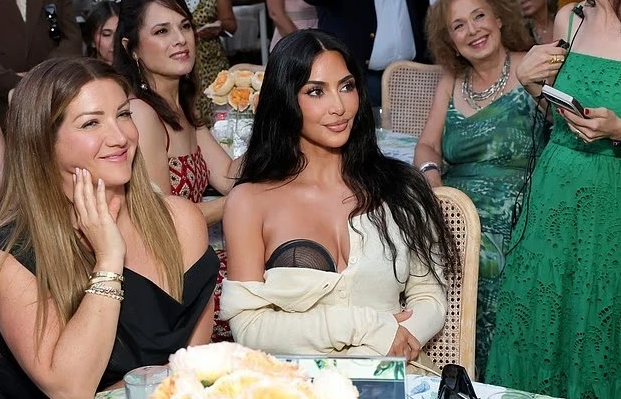 Kim Kardashian dhuroi 50 mijë dollarë për familjet në kufirin SHBA-Meksikë, duke rritur shumën e njohur më parë prej 43 mijë eurosh.