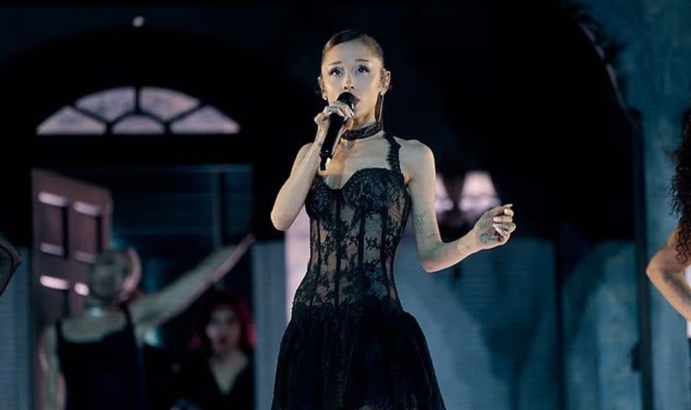 Ariana Grande përballet me një dëmtim në këmbë, por nuk ndalet para fansave në Londër