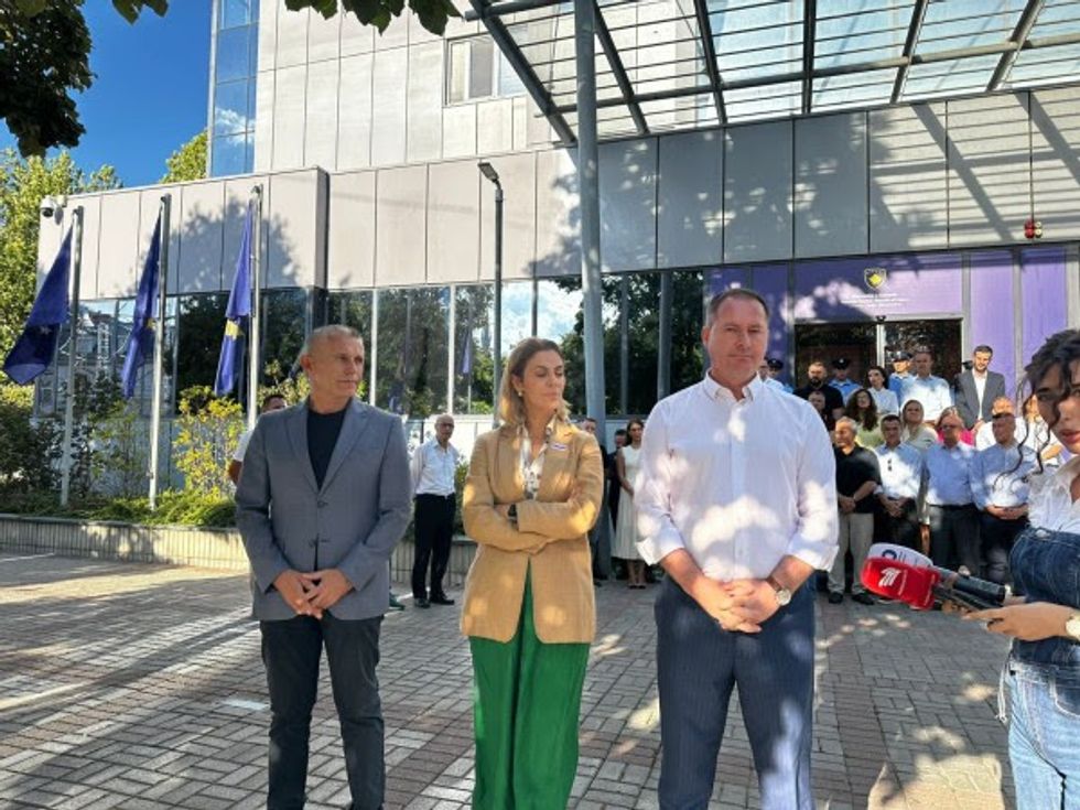 PDK, Aleanca dhe asamblistët e Drenasit vazhdojnë aksionin protestues para Qeverisë, duke akuzuar kryeministrin Kurti për bllokadë institucionale.