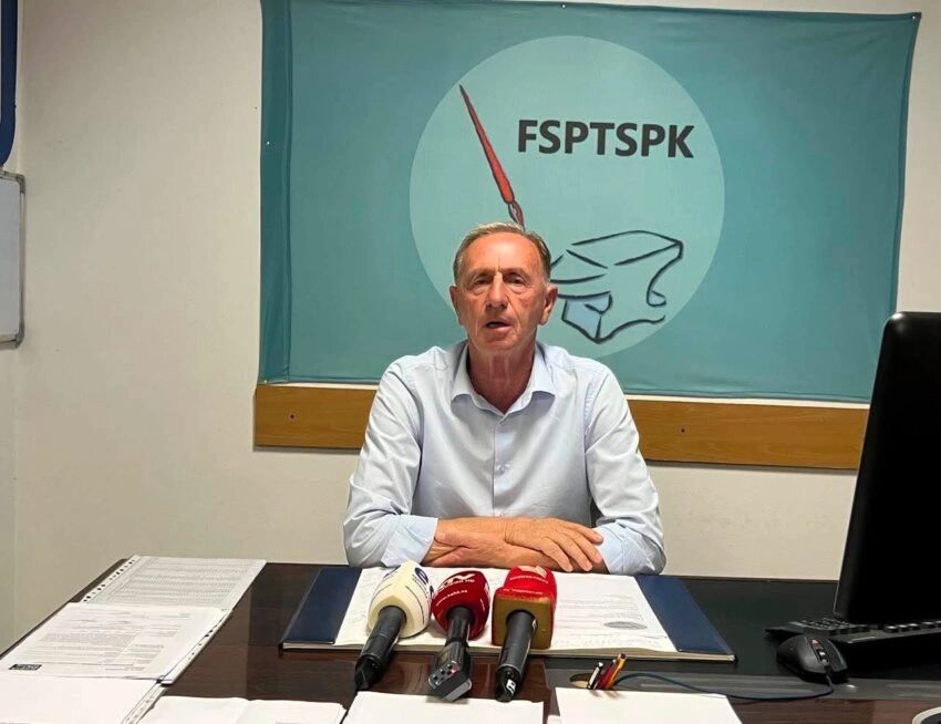 Punëtorët teknikë refuzuan ofertën e Komunës për pagë 450 euro bruto dhe vazhdojnë grevën deri në shlyerjen e plotë të borxheve.