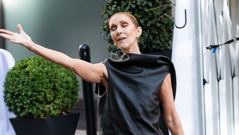 Celine Dion rikthehet në Paris me një performancë të papritur para fansave