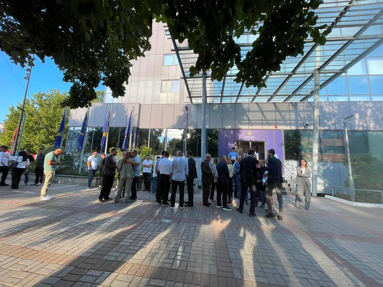 Bllokada institucionale në Kosovë: PDK dhe Aleanca akuzojnë Kurtin për pengesë