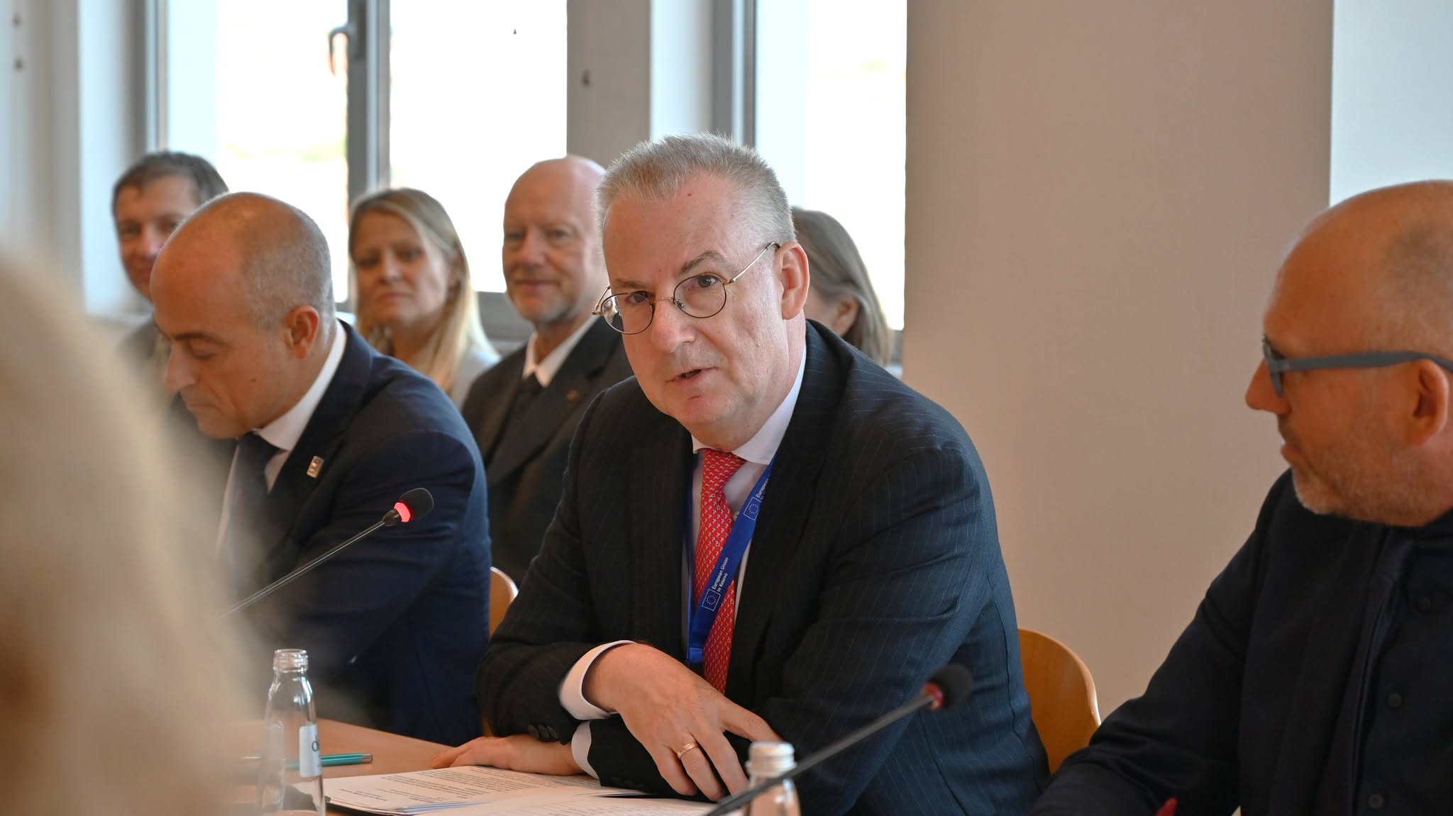 Ambasadori i ri i BE-së në Kosovë nis dialogun me shefat e misioneve evropiane