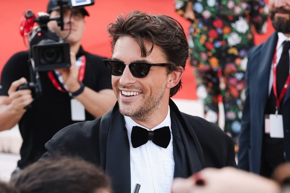 Jonathan Bailey shkëlqen me stil unik në Festivalin e Filmit në Venecia