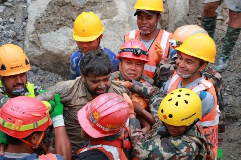 Dy persona u shpëtuan të gjallë nga tuneli i hidrocentralit në Nepal nëntë ditë pas përmbytjeve katastrofike.