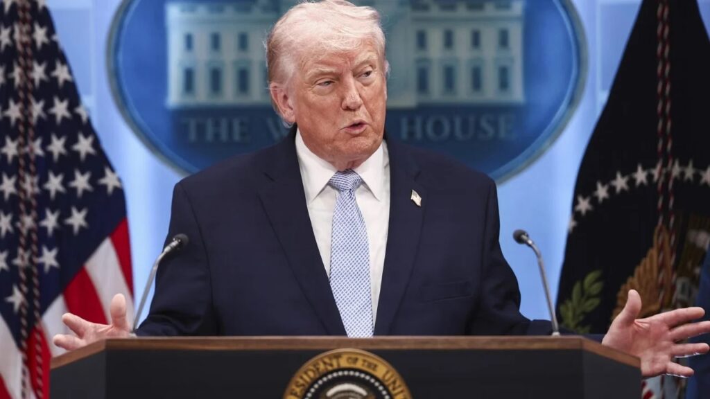 Trump pretendon se ndërhyrja amerikano-izraelite ka shpëtuar Britaninë nga kërcënimi bërthamor iranian.