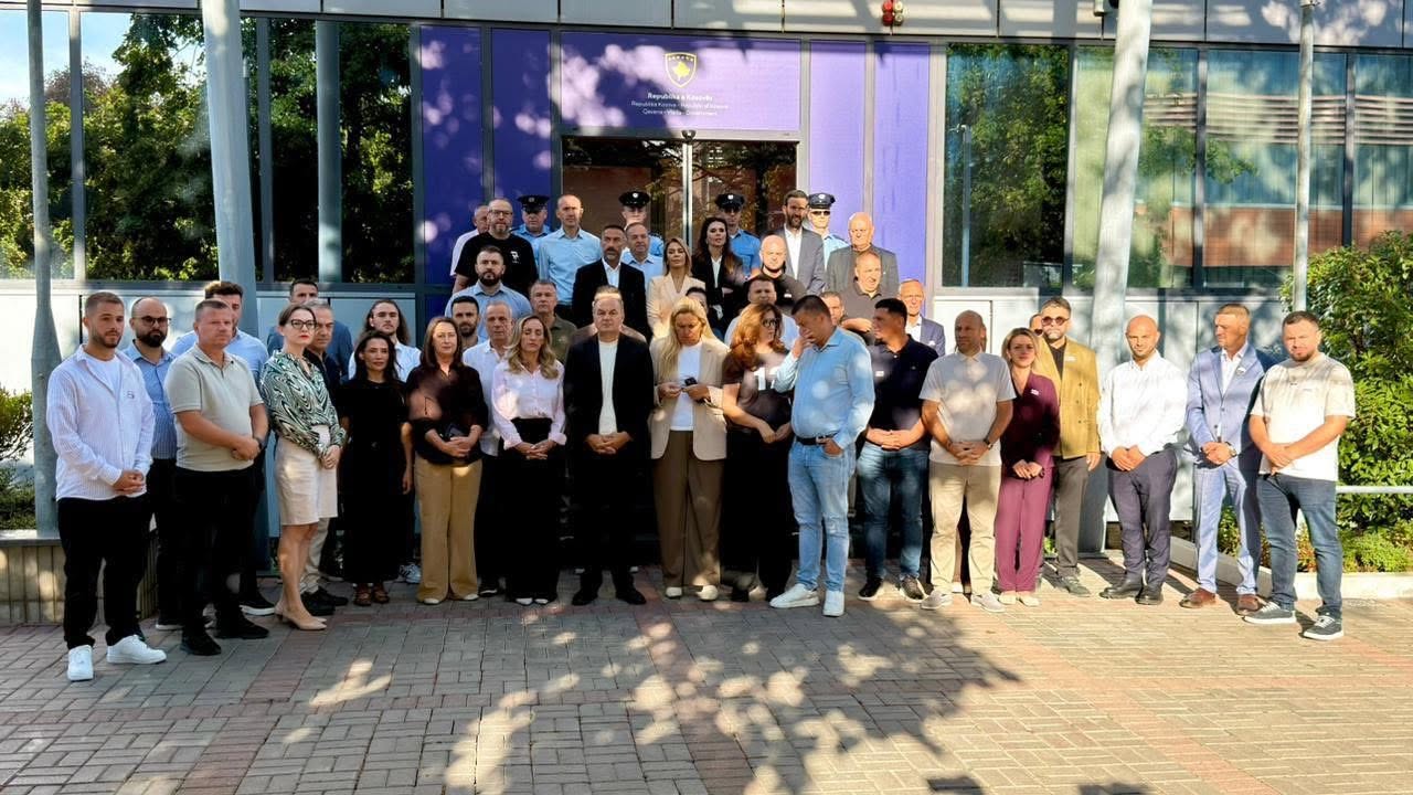 PDK dhe Aleanca vazhdojnë bllokadën para Qeverisë, me pjesëmarrjen e aktivistëve dhe asamblistëve nga Prizreni e Suhareka.