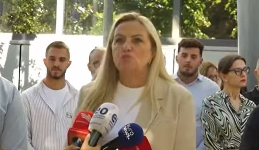 Deputetët e PDK-së dhe Aleancës u bashkuan me asamblistë të Prizrenit dhe Suharekës në protestë para qeverisë kundër Albin Kurtit.