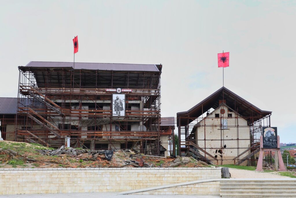 Prokuroria Speciale e Republikës së Kosovës ka dorëzuar aktakuzën për krime lufte të kryera në lagjen Jasharaj të Prekazit.