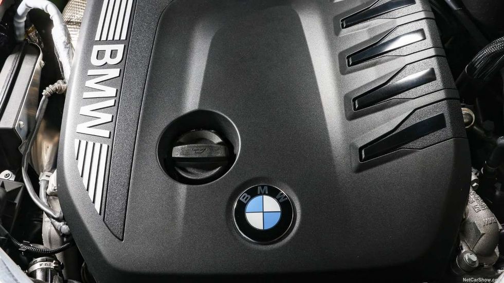BMW tërheq nga tregu gati 200 mijë makina për rrezik zjarri në motor