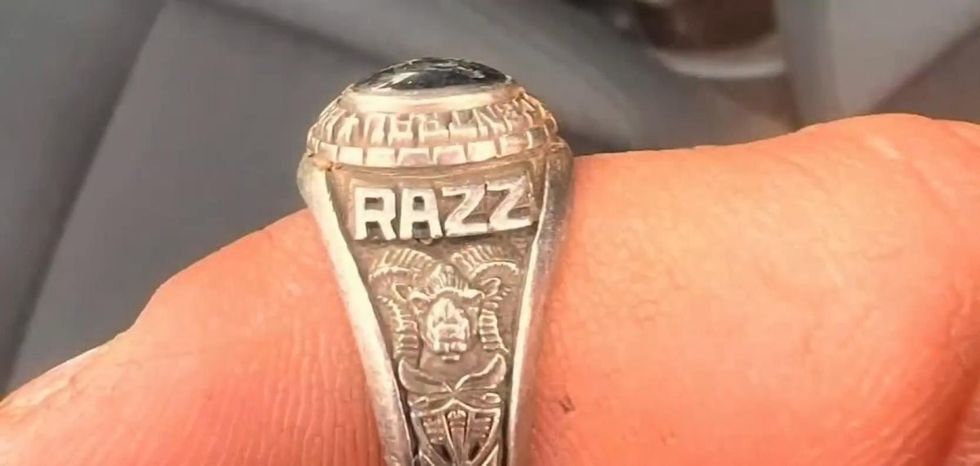 Një unazë e humbur prej 28 vitesh rikthehet nga thellësitë e liqenit në New York