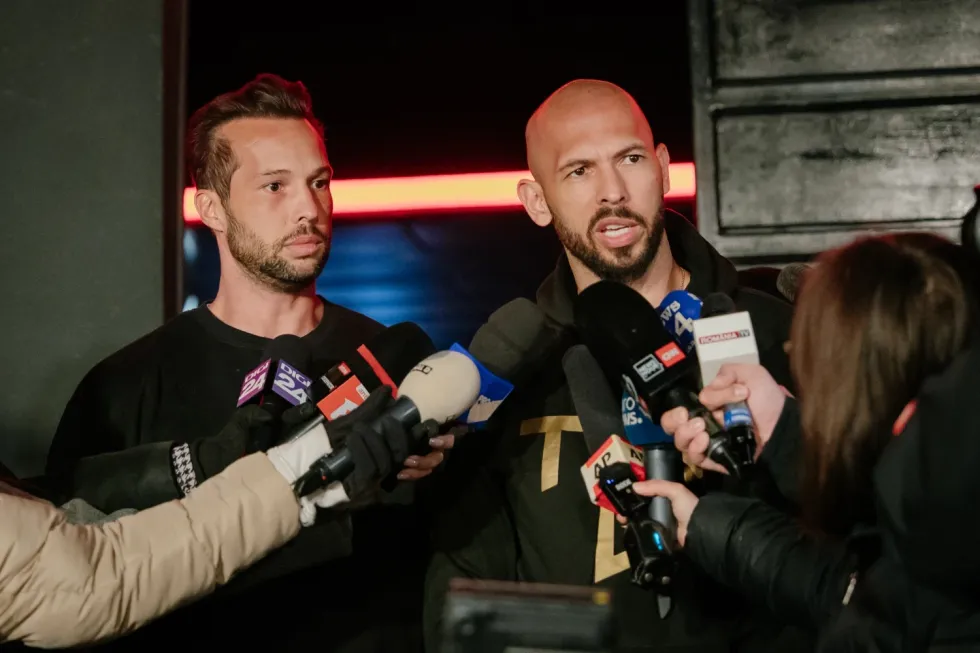 Andrew Tate dhe vëllai i tij Tristan ndodhen aktualisht në burg në SHBA pas arrestimit në Miami për kërkesë ekstradimi nga Mbretëria e Bashkuar.