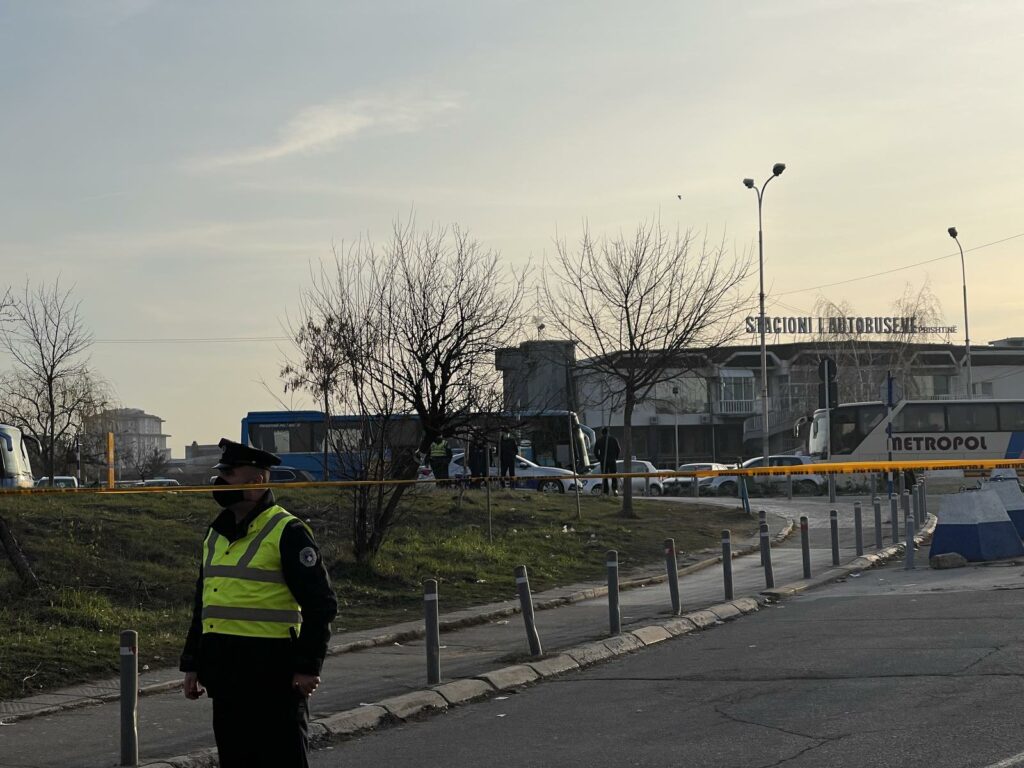 Një 73-vjeçar me emrin Rexhep Morina është identifikuar si personi që u gjet i vdekur në stacionin e autobusëve në Prishtinë.