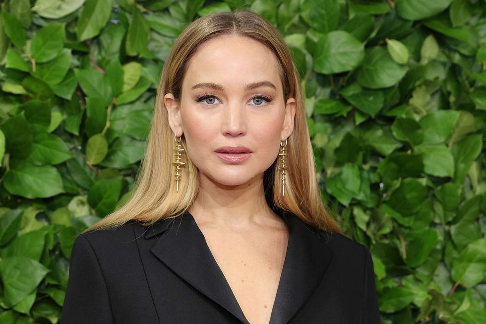 Jennifer Lawrence zbuloi se përdor shaminë për të mbuluar njollat e melazmës dhe efektet e tretinoinës në lëkurë.