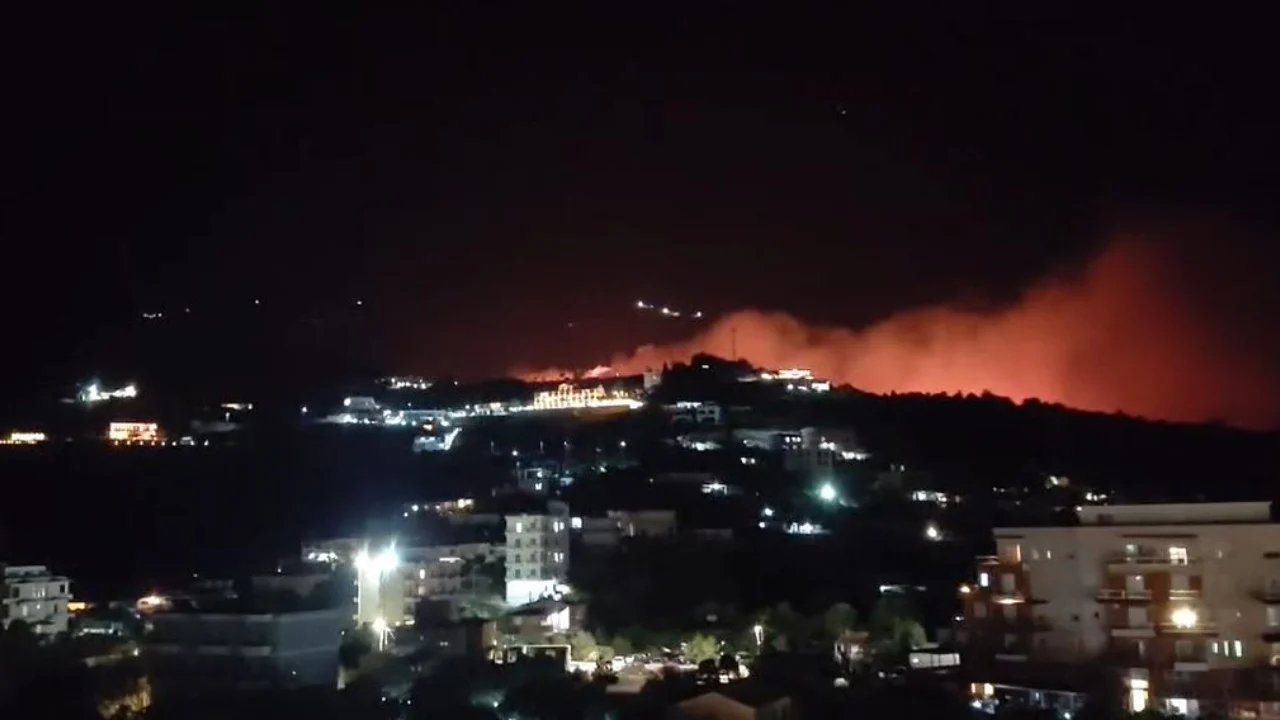 Hetimet për zjarrin masiv në Himarë: tre persona të shoqëruar, njëri ende në pyetje