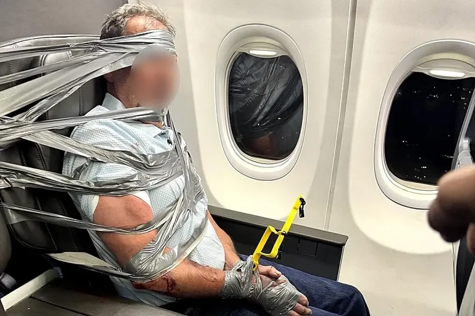 Pasagjeri agresiv detyron ulje emergjente dhe lidhje me zinxhirë në avionin e American Airlines