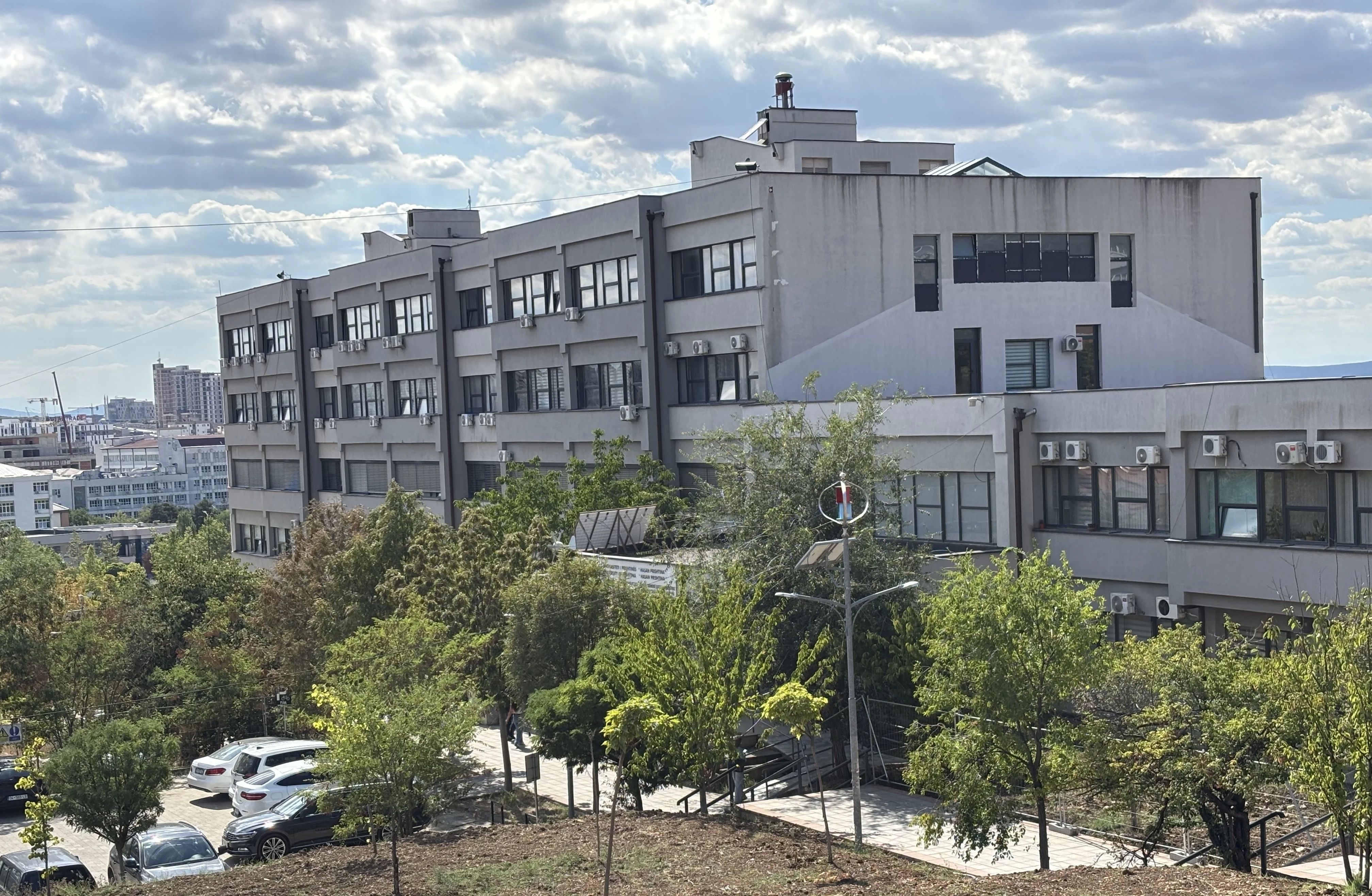 Gjykata Themelore në Prishtinë vendos masë sigurie mbi 68 ari në zonën e fakulteteve teknike për mbrojtjen e pronës së Universitetit të Prishtinës.