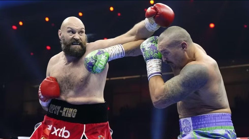 Tyson Fury sfidon Oleksandr Usykun për një trilogji në nëntor, pasi pretendon se Anthony Joshua është tërhequr nga marrëveshja për duelin mes tyre.